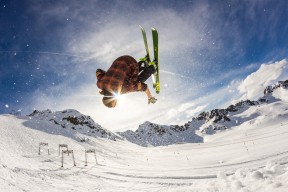 爱游戏娱乐-决赛中场控制力决定胜负关键，从中场开始控制比赛节奏