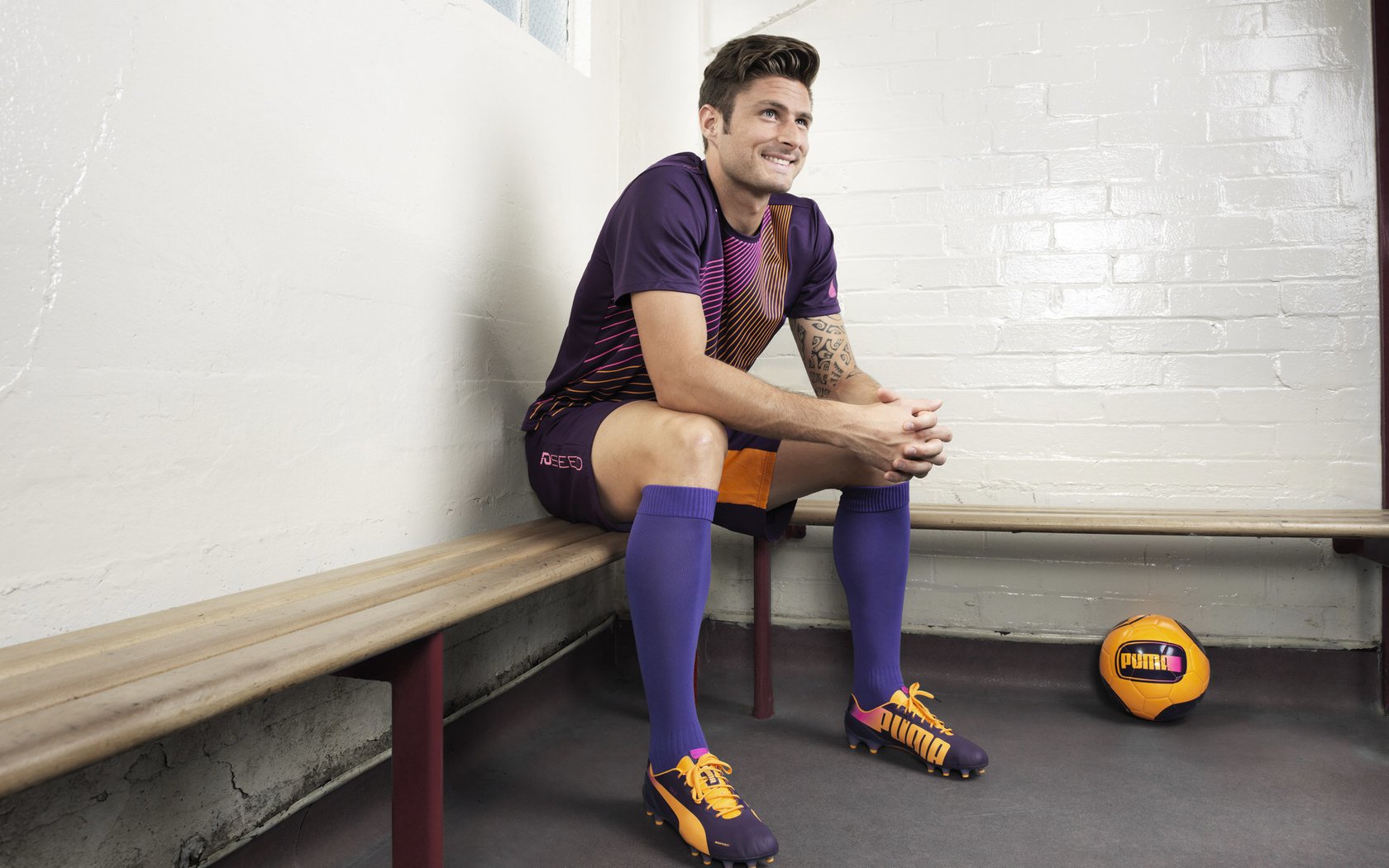 罗马边路渗透打破防守平衡制造空档,罗马防线