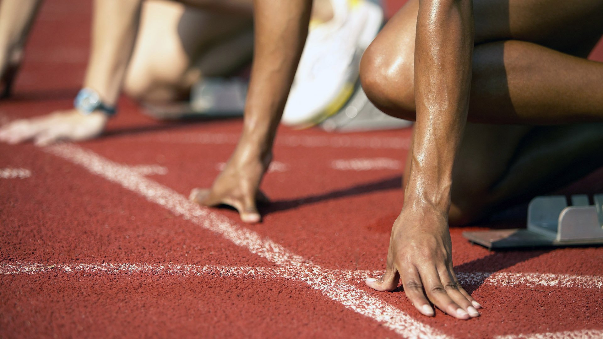 防守球员是否被要求参与进攻阶段的压迫传导,防守球员被进攻队员超越时,应该采用 步伐来追赶